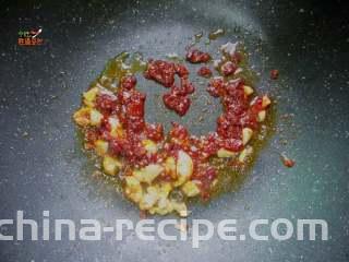 馋嘴蒜香茄条,放入2少豆瓣酱炒香，炒出红油