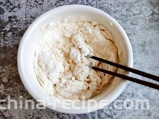 超喧软小笼包,面粉和泡打粉提前混合，边加水边搅拌。