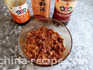 超喧软小笼包,趁着醒面的时间来调肉馅，肉馅中加入料酒，生抽和老抽。