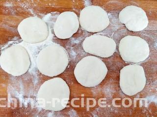 超喧软小笼包,取出面团不用揉匀，直接分割成小面剂子，按扁即可排气。