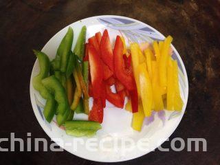 辣炒双菇,青椒、红椒、黄椒切细丝