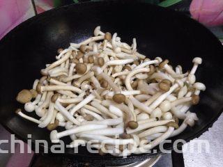 辣炒双菇,不粘锅不加油倒入双菇