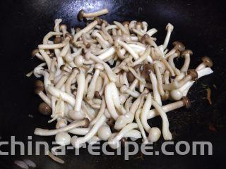 辣炒双菇,炒至水分变干盛出备用