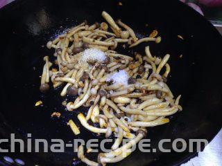 辣炒双菇,转大火倒入双菇、糖、盐迅速炒匀