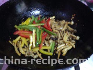 辣炒双菇,
最后加入彩椒翻匀即可出锅