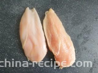 香煎鸡胸肉,然后用刀将鸡胸肉片成两片