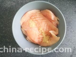 香煎鸡胸肉,将鸡胸肉放入一个碗中，放少许胡椒粉