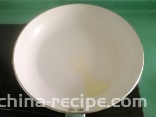 香煎鸡胸肉,取一个锅，放入10毫升油