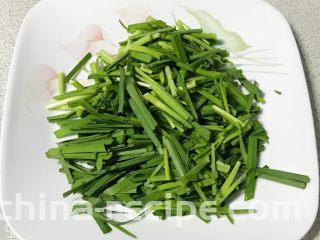 家常小炒韭菜香干,准备好的韭菜段。