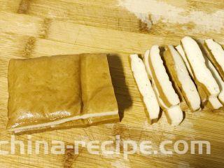 家常小炒韭菜香干,如图切成长方型。