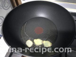 家常小炒韭菜香干,油锅炸香姜片。