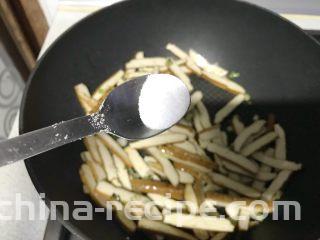 家常小炒韭菜香干,加入半小匙盐。