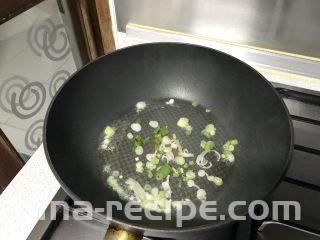 家常小炒韭菜香干,再爆香葱花。