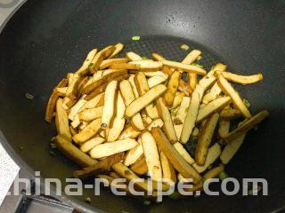 家常小炒韭菜香干,继续翻炒，待香干外皮焦黄，此时盐和鸡精块已完全融化，吸附在香干上。