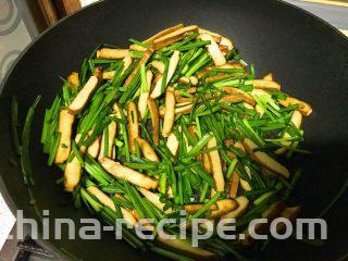 家常小炒韭菜香干,韭菜稍微变色，迅速翻匀出锅。