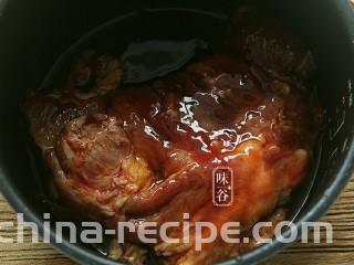 电饭煲版叉烧肉,腌制好的梅花肉放入电饭锅内；