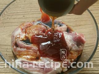 电饭煲版叉烧肉,倒入料酒。