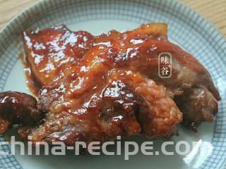 电饭煲版叉烧肉,把肉拿出来放凉。