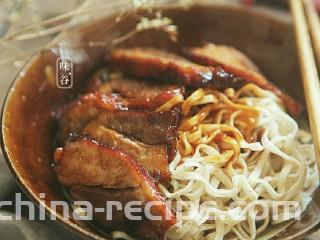 电饭煲版叉烧肉,把锅底的酱汁浇在捞面的上面就成了一道美味的叉烧捞面了。