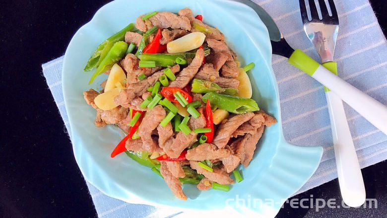 The method of stir frying beef tenderloin with double peppers The method of stir frying beef tenderloin with double peppers