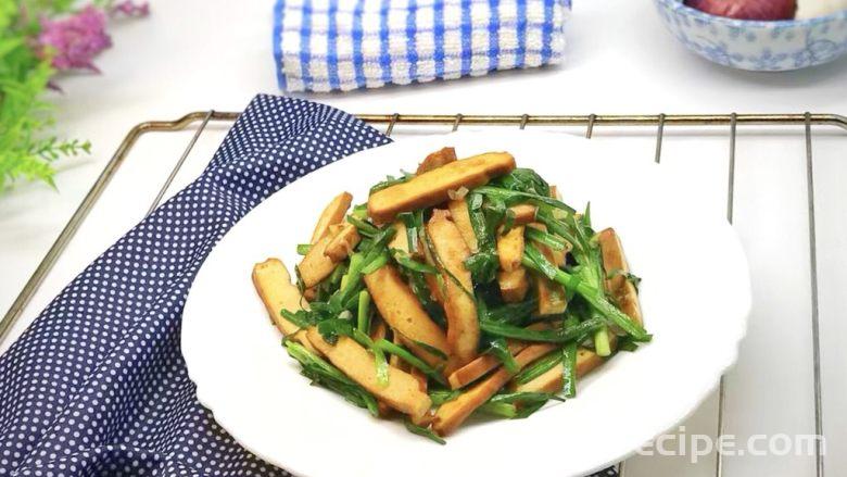 The method of making homemade stir fried chives and dried chives The method of making homemade stir fried chives and dried chives