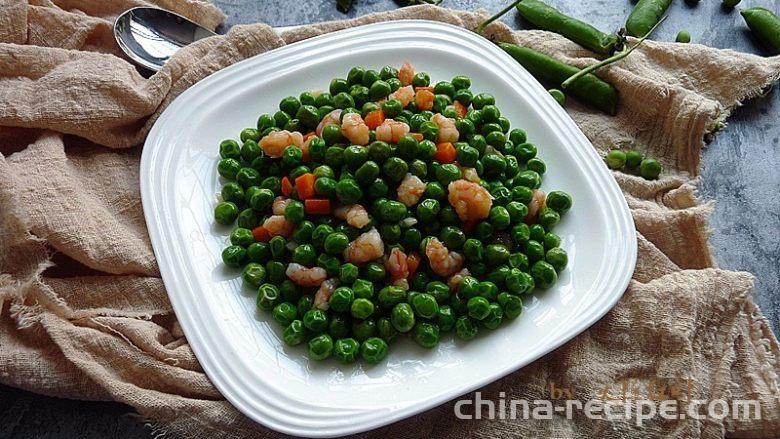 The method of stir frying peas with minced garlic and shrimp