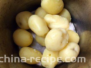 麻辣鲜香孜然小土豆,晾凉后剥去外皮