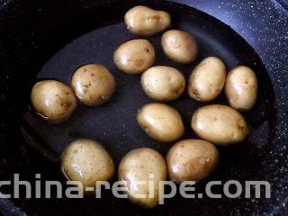 麻辣鲜香孜然小土豆,锅中加入适量水把土豆煮软