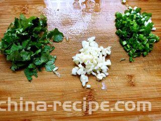 麻辣鲜香孜然小土豆,小葱香菜切碎（大蒜我做其他东西用的）