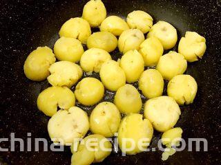 麻辣鲜香孜然小土豆,放入土豆中小火慢慢煎