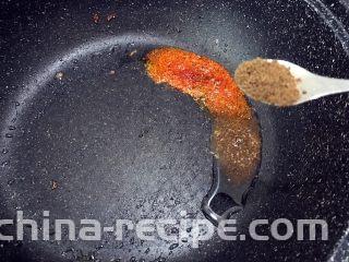 麻辣鲜香孜然小土豆,开小火，锅中没有剩底油的话需要再加入适量油，加入辣椒粉，花椒粉，孜然粉