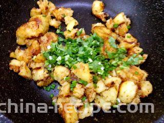 麻辣鲜香孜然小土豆,撒上葱花和香菜