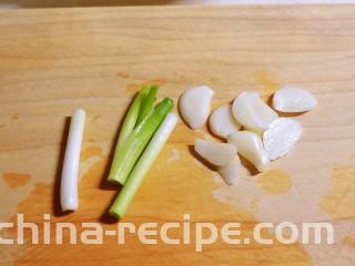椒盐蛏子,葱切段，蒜切片。