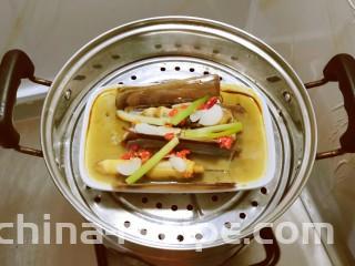 椒盐蛏子,放入蒸锅，水开后蒸5分钟出锅。