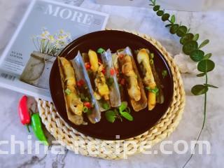 椒盐蛏子,上桌食用，味道好极了。