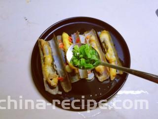 椒盐蛏子,撒上葱碎增香。