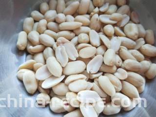 醋泡花生米,去皮花生提前泡开。