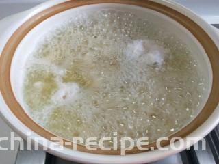 醋泡花生米,煮熟捞出来。