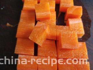 醋泡花生米,我切成见方小块，黄瓜切成见方块。