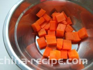 醋泡花生米,焯水的胡萝卜冷水过凉。