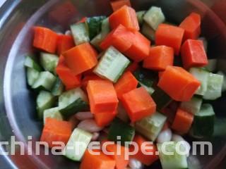 醋泡花生米,放入胡萝卜黄瓜