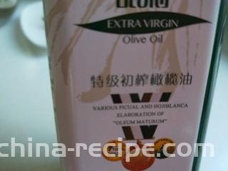 醋泡花生米,加入橄榄油。