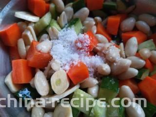 醋泡花生米,加入一勺白糖搅拌均匀即可。