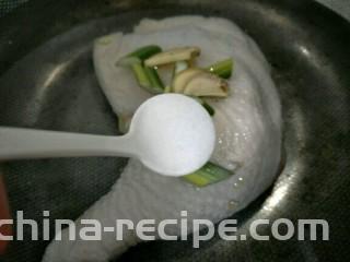 凉拌鸡肉菠菜,锅内加水，冷水放入鸡腿、葱姜、一勺盐～