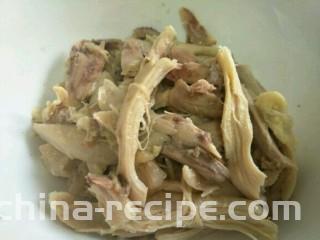 凉拌鸡肉菠菜,煮熟的鸡腿略凉后，顺着纹理撕成条