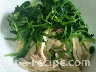 凉拌鸡肉菠菜,鸡肉放入碗中，加入菠菜～