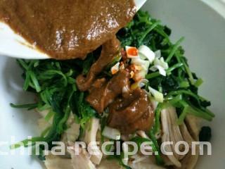 凉拌鸡肉菠菜,淋入调好味的芝麻酱汁～