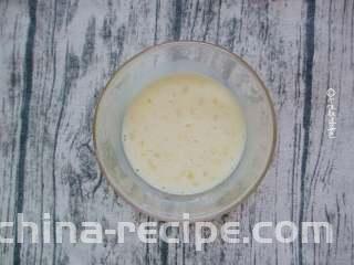 凉拌菠菜蛋皮,一勺淀粉水，再打入鸡蛋和适量盐搅拌均匀