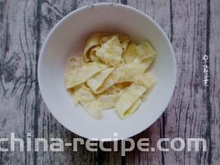 凉拌菠菜蛋皮,将煎好的鸡蛋皮切成条状备用