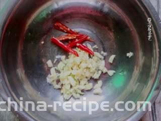 凉拌菠菜蛋皮,准备蒜末和小米椒